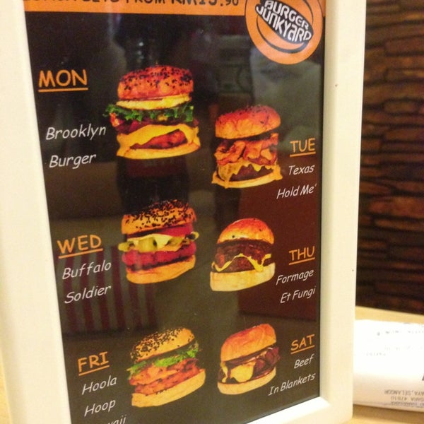 7/12/2013 tarihinde Tang X.ziyaretçi tarafından Burger Junkyard'de çekilen fotoğraf
