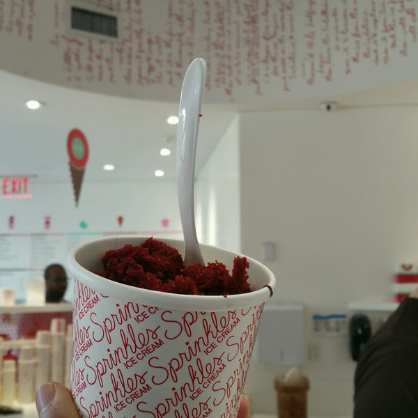 Photo taken at Sprinkles Beverly Hills Ice Cream by JRkM on 1/29/2017