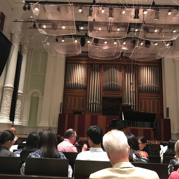 Das Foto wurde bei Victoria Concert Hall - Home of the SSO von Stephanie T. am 6/9/2018 aufgenommen