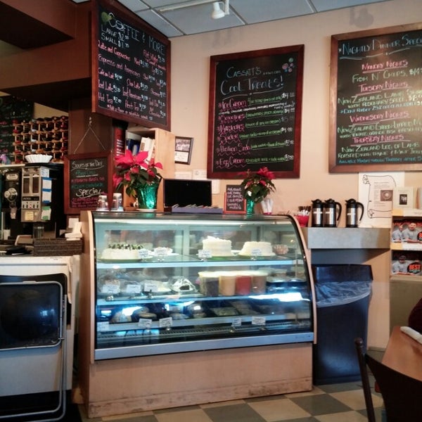 Foto tomada en Cassatt&#39;s Kiwi Cafe &amp; Gallery  por Allen W. el 1/1/2014