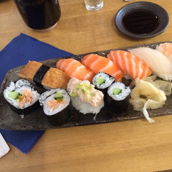 Снимок сделан в Zen Sushi - sushi &amp; sake пользователем Emma S. 3/16/2017