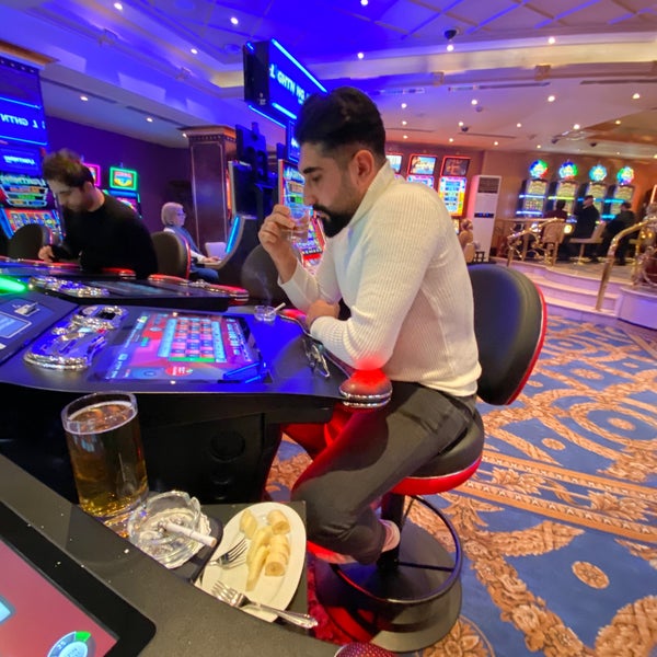 Foto diambil di Rocks Hotel &amp; Casino oleh Tuncay S. pada 1/27/2020
