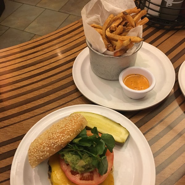 Снимок сделан в Bobby&#39;s Burger Palace пользователем Annie B. 4/23/2017