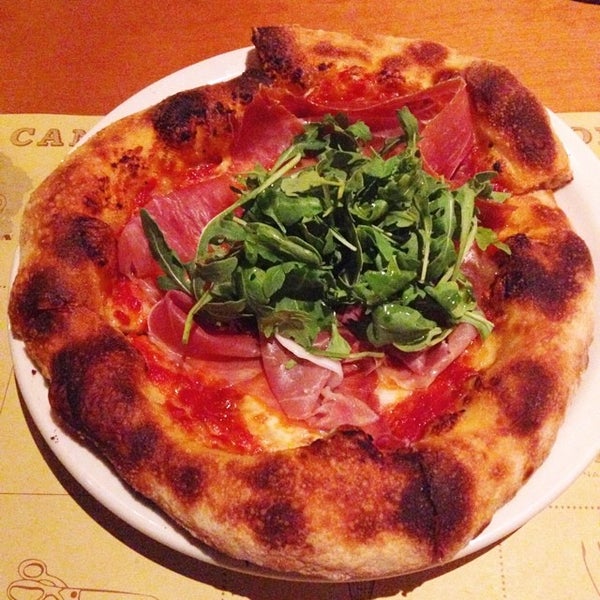 Снимок сделан в Pizzeria Mozza at The Headquarters пользователем Rick C. 7/20/2014
