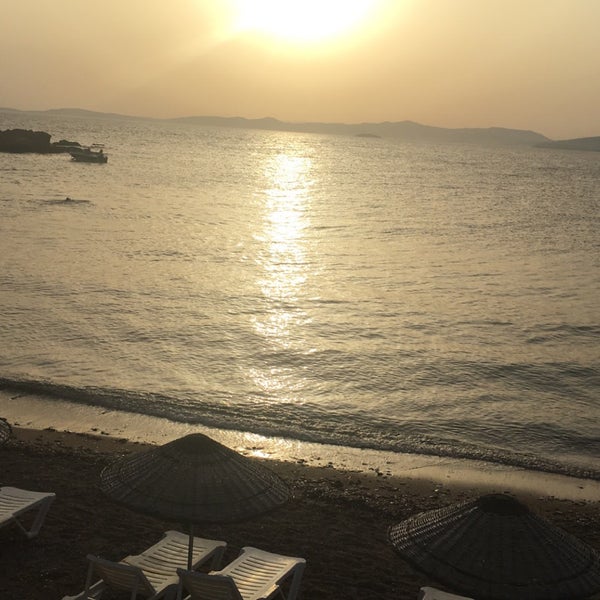 รูปภาพถ่ายที่ Rainbow Bay Özdere / Beach Hotel Restaurant โดย Bensu G. เมื่อ 6/18/2016