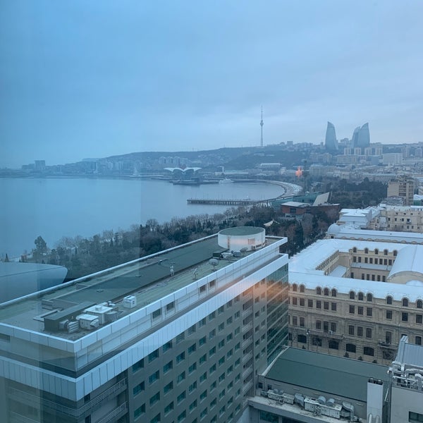 รูปภาพถ่ายที่ Hilton Baku โดย Oemer C. เมื่อ 1/16/2023