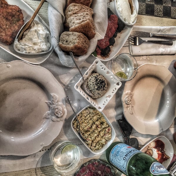 Foto tirada no(a) Dai Pera Istanbul Cuisine por Rasim K. em 8/8/2015