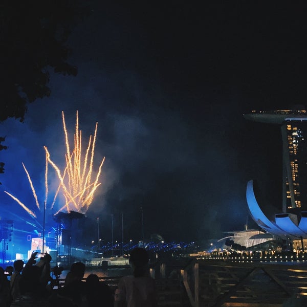 Photo taken at Esplanade - Theatres On The Bay by Ivan on 7/17/2021
