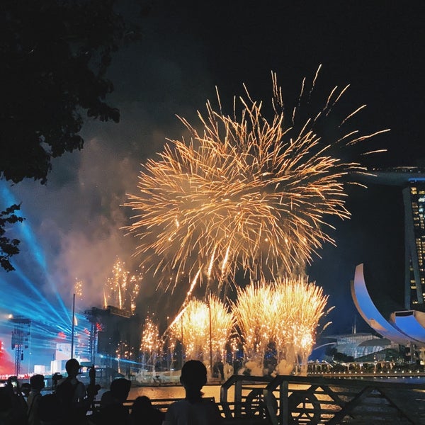 Photo taken at Esplanade - Theatres On The Bay by Ivan on 7/17/2021