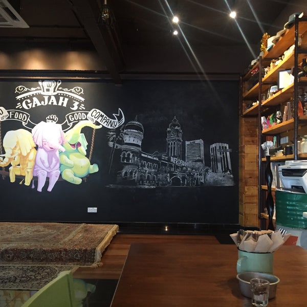 รูปภาพถ่ายที่ Gajah Tiga Café โดย Alia R. เมื่อ 11/13/2015
