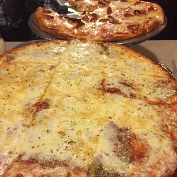 Снимок сделан в Galla&#39;s Pizza пользователем William D. 10/27/2015