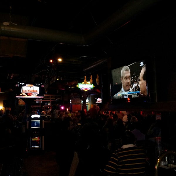 รูปภาพถ่ายที่ Heroes Sports Bar &amp; Grill โดย Ryan G. เมื่อ 2/13/2013