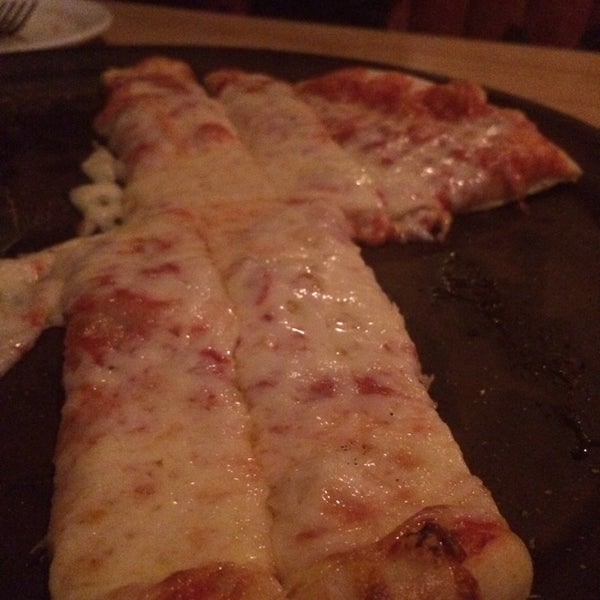 Снимок сделан в Bruno&#39;s Pizza and Big O&#39;s Sports Room пользователем Alexandria D. 10/5/2013