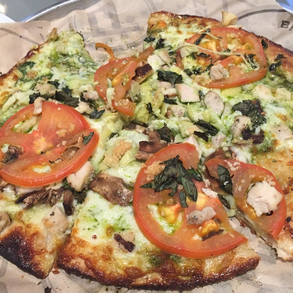 Foto tomada en Pieology Pizzeria  por Emily W. el 6/30/2015