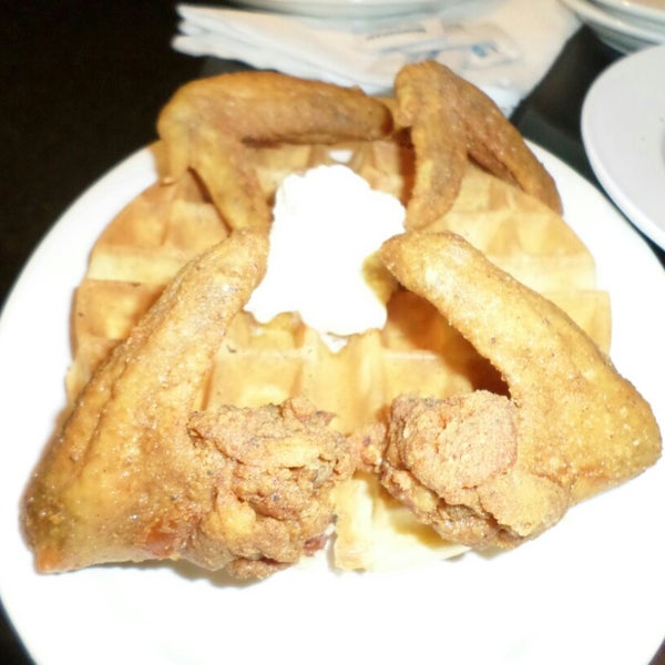 Foto tirada no(a) Kiki&#39;s Chicken And Waffles por Antwon C. em 12/16/2013