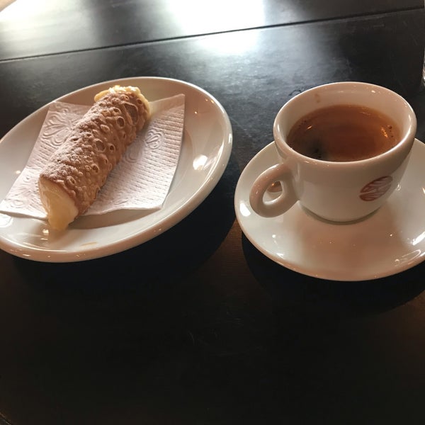 1/6/2019 tarihinde Pamela B.ziyaretçi tarafından The Coffee Is On The Table'de çekilen fotoğraf