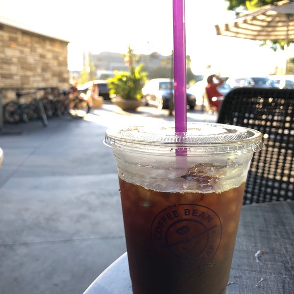 Photo taken at The Coffee Bean &amp; Tea Leaf by Ebodio M. on 9/14/2018