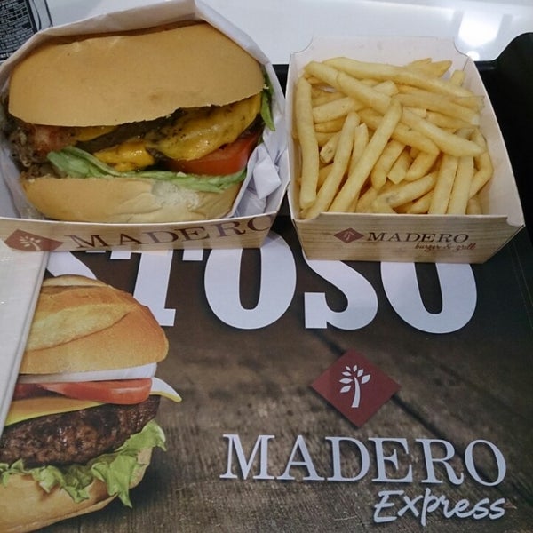 8/26/2013 tarihinde Dayan L.ziyaretçi tarafından Madero Burger'de çekilen fotoğraf