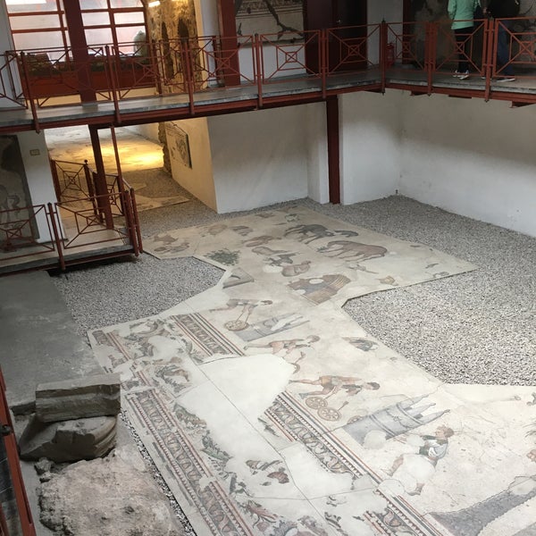Foto tirada no(a) Büyük Saray Mozaikleri Müzesi por Tina E. em 9/22/2022