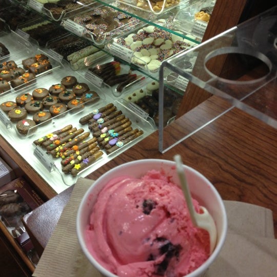 Foto diambil di Kilwins Chocolates &amp; Ice Cream oleh Nick F. pada 10/15/2012