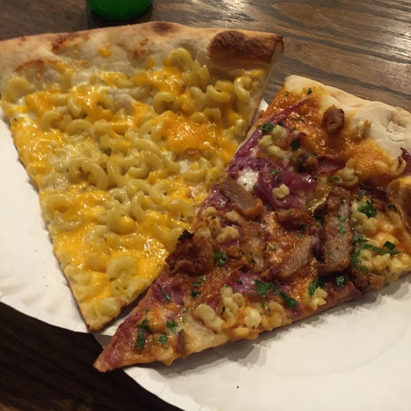 Foto diambil di Dimo&#39;s Pizza oleh Danimal pada 1/5/2015