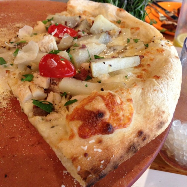 3/1/2013 tarihinde Curtis Rusala T.ziyaretçi tarafından Treza Fine Salad &amp; Wood-Fired Pizza Co'de çekilen fotoğraf