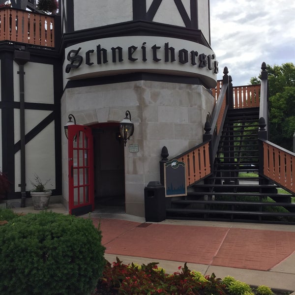 Foto tirada no(a) Schneithorst&#39;s Restaurant &amp; Bar por Jill D. em 6/15/2015