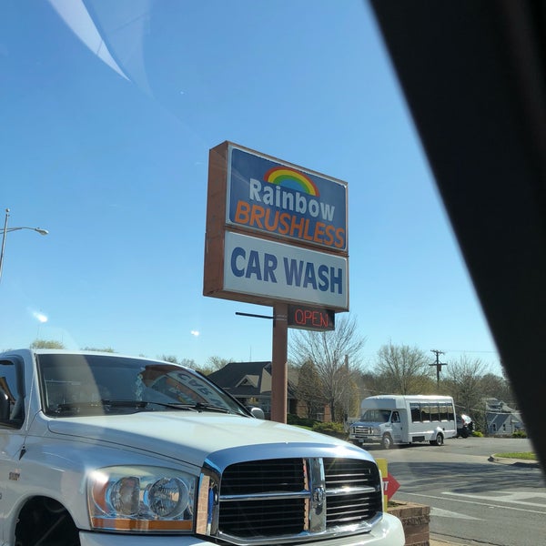 รูปภาพถ่ายที่ Rainbow Car Wash โดย Jill D. เมื่อ 4/27/2018