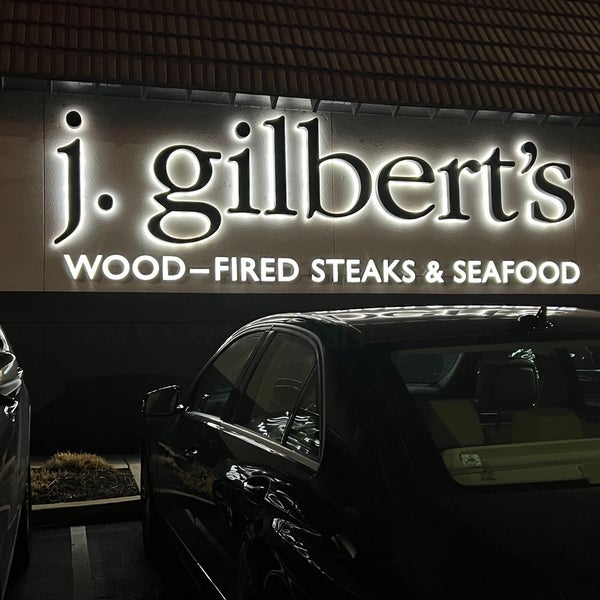 Foto scattata a J. Gilbert&#39;s Wood-Fired Steaks &amp; Seafood da Jill D. il 12/15/2022