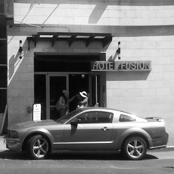 รูปภาพถ่ายที่ Hotel Fusion โดย Nick A. เมื่อ 6/25/2013