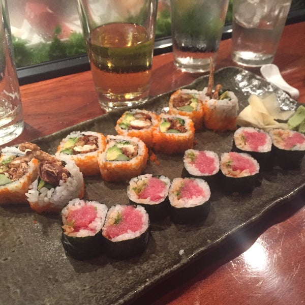 รูปภาพถ่ายที่ Toni&#39;s Sushi Bar โดย Mari L. เมื่อ 7/20/2015