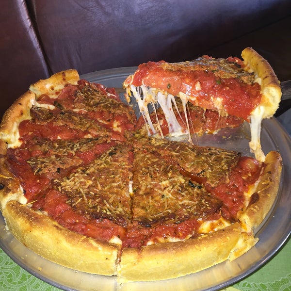 The pepperoni and sausage Chicago style deep dish here is the best deep dish you'll find in the Los Angeles area.