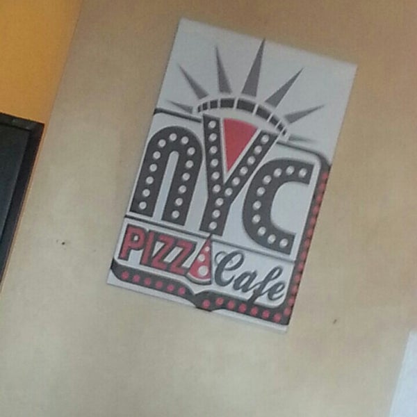 Foto tomada en NYC Pizza Cafe  por Tiffanie L. el 4/15/2014