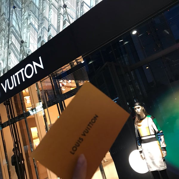 LOUIS VUITTON - Accessories Store in 大阪市 北区