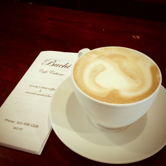 10/5/2012 tarihinde Josh R.ziyaretçi tarafından Buchi Cafe Cubano'de çekilen fotoğraf