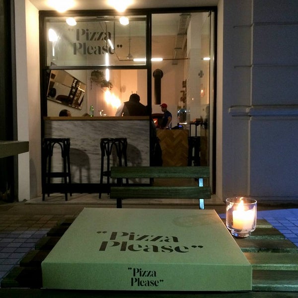Das Foto wurde bei &quot;Pizza Please&quot; von &quot;Pizza Please&quot; am 6/3/2015 aufgenommen