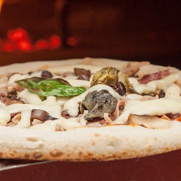 Foto scattata a &quot;Pizza Please&quot; da &quot;Pizza Please&quot; il 6/24/2015