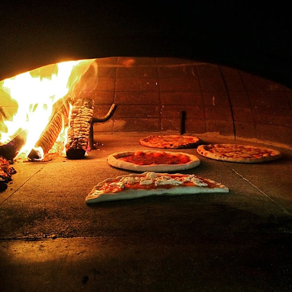 รูปภาพถ่ายที่ &quot;Pizza Please&quot; โดย &quot;Pizza Please&quot; เมื่อ 6/3/2015