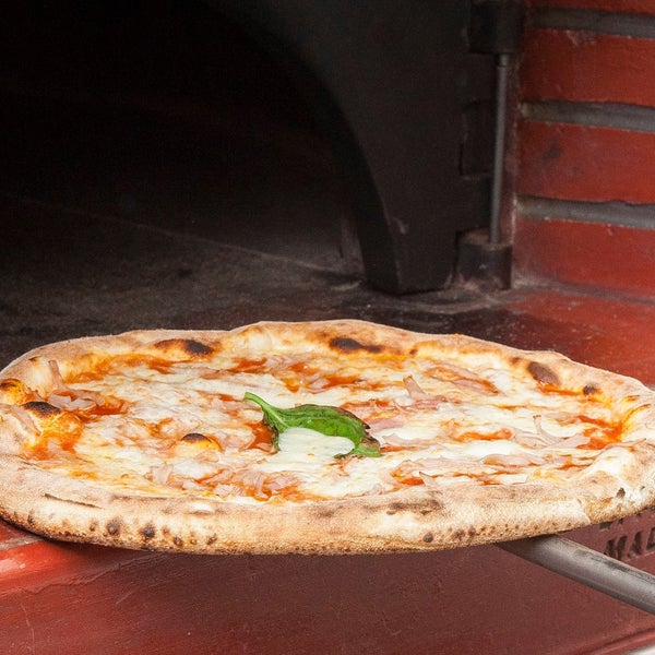 Foto scattata a &quot;Pizza Please&quot; da &quot;Pizza Please&quot; il 6/10/2015