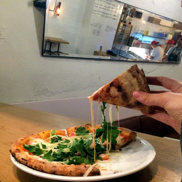 Foto scattata a &quot;Pizza Please&quot; da &quot;Pizza Please&quot; il 6/3/2015