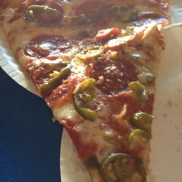 รูปภาพถ่ายที่ Joe&#39;s New York Pizza โดย Tyler M. เมื่อ 1/21/2013