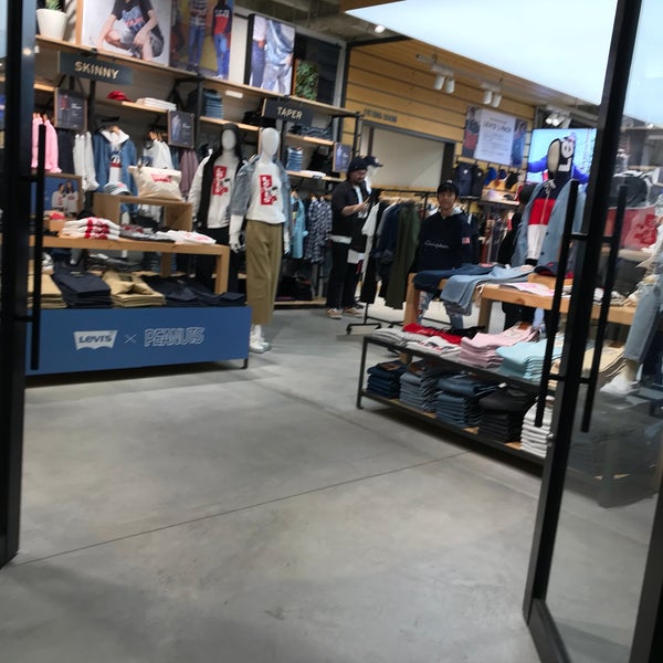 Photos At リーバイスストア 大阪店 アメリカ村 68 Visitors