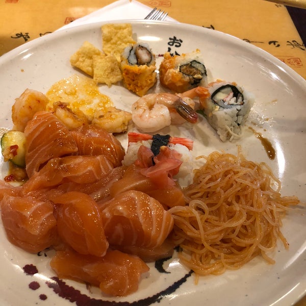 Photo taken at Ginza Japanese Buffet by Ana Libia F. on 8/18/2018