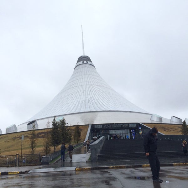 Парковка возле Хан Шатыра фото Нурсултан