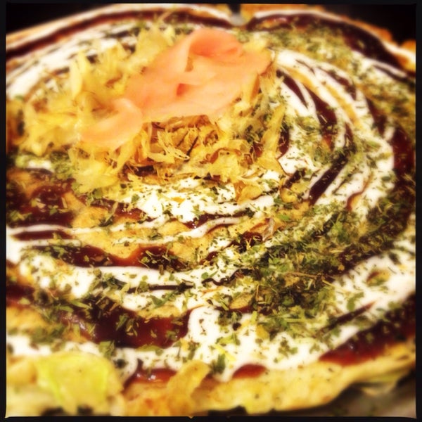 Prueben el Okonomiyaki! Perfecto para compartir. Me encanta que haya un lugar donde "cocina japonesa" no signifique solamente rollos de sushi. Me encanta.