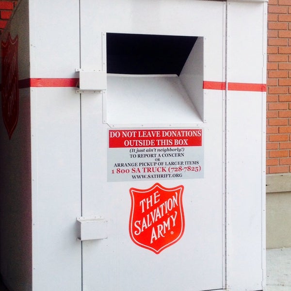 Foto tirada no(a) The Salvation Army Family Store &amp; Donation Center por Michael C. em 12/1/2013