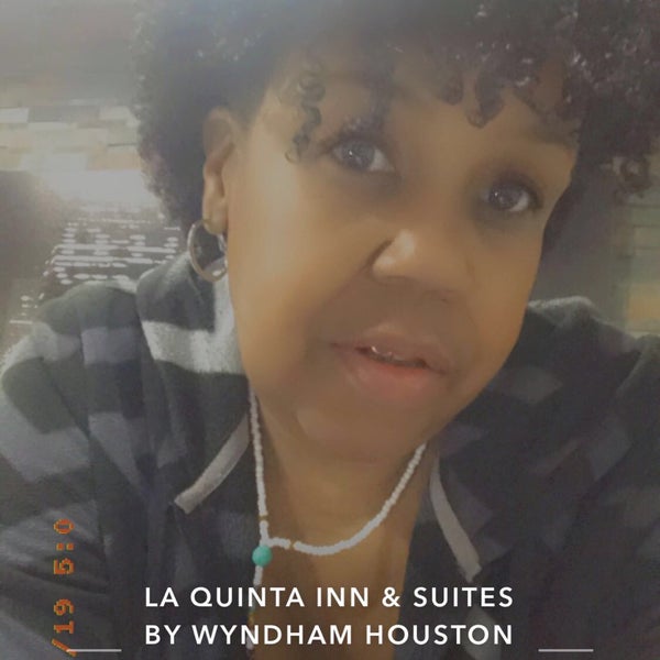 Foto tomada en La Quinta Inn &amp; Suites Houston Bush Intl Airport E  por Joan Hogan S. el 12/27/2019