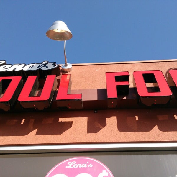 6/3/2013 tarihinde Alex T.ziyaretçi tarafından Lena&#39;s Soul Food Cafe'de çekilen fotoğraf
