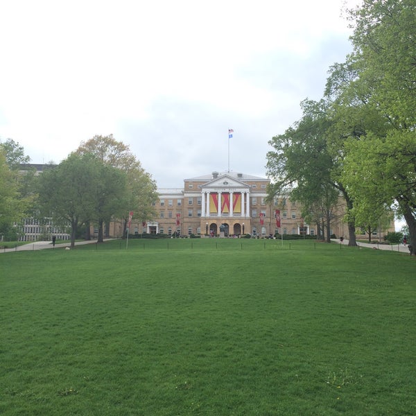 5/11/2015 tarihinde Bill F.ziyaretçi tarafından University of Wisconsin - Madison'de çekilen fotoğraf