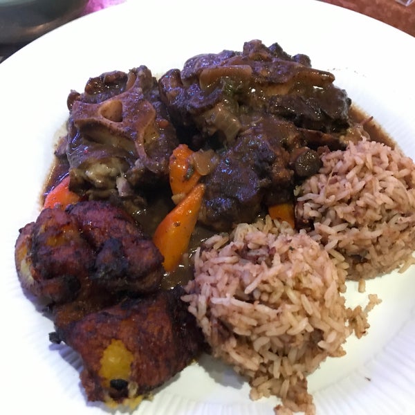 2/2/2018 tarihinde Lingyue H.ziyaretçi tarafından Coconuts Caribbean Restaurant &amp; Bar'de çekilen fotoğraf